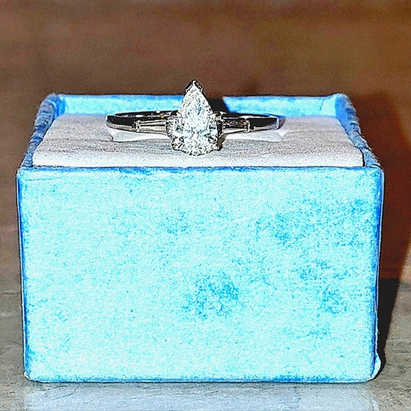 14K WHITE GOLD 2/3 CT PEAR SHAPED & BAGUETTES DIAMOND ENGAGEMENT RING VINTAGE - Picture 8 of 16